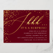 Burgundy & Gold Confetti Script Surprise Party Folie Uitnodiging (Voorkant)