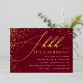Burgundy & Gold Confetti Script Surprise Party Folie Uitnodiging (Staand Voorkant)