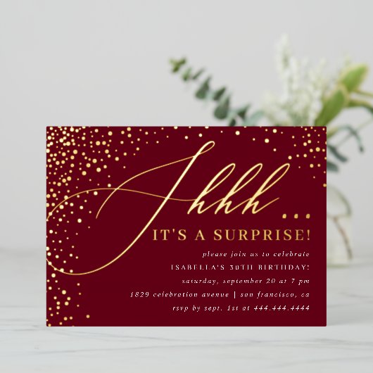 Burgundy & Gold Confetti Script Surprise Party Folie Uitnodiging (Staand Voorkant)