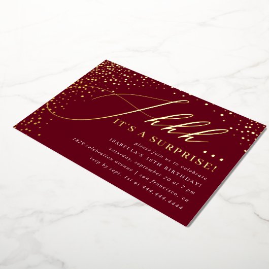 Burgundy & Gold Confetti Script Surprise Party Folie Uitnodiging (Gedraaid)