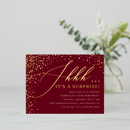 Burgundy & Gold Confetti Script Surprise Party Folie Uitnodiging Briefkaart (Staand Voorkant)