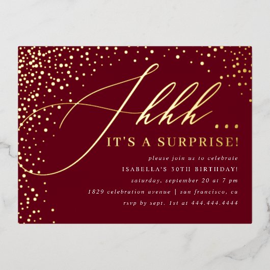 Burgundy & Gold Confetti Script Surprise Party Folie Uitnodiging Briefkaart (Voorkant)