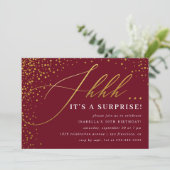Burgundy & Gold Confetti Script Surprise Party Kaart (Staand voorkant)