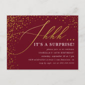Burgundy & Gold Confetti Script Surprise Party Uitnodiging Briefkaart (Voorkant)