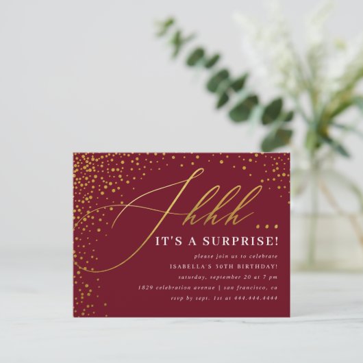 Burgundy & Gold Confetti Script Surprise Party Uitnodiging Briefkaart (Staand voorkant)