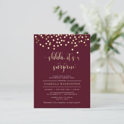 Burgundy & Gold Confetti Surprise Birthday Party Uitnodiging Briefkaart (Staand voorkant)