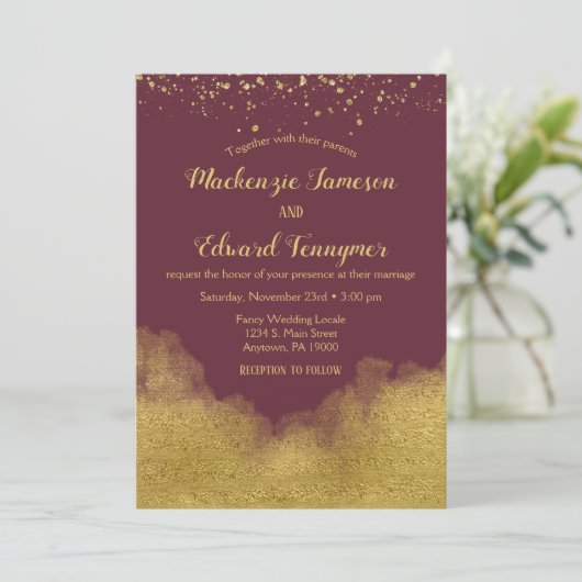 Burgundy Gold Confetti Wedding Invitation Elegant Kaart (Staand voorkant)