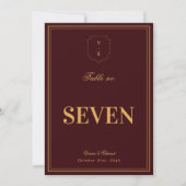 Burgundy Gold Crest Monogram Wedding Table Number Kaart (Voorkant)