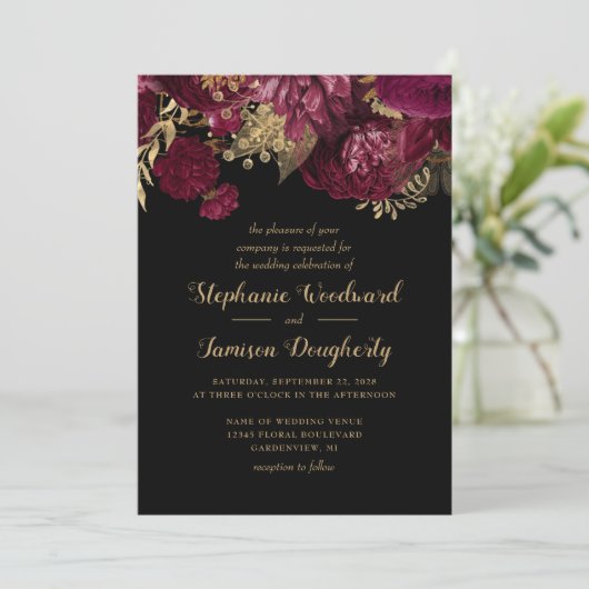 Burgundy Gold Dark Floral Weddenschap Kaart (Staand voorkant)