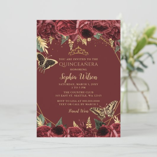 Burgundy Gold Floral Butterfly Quinceañera Quince Kaart (Staand voorkant)