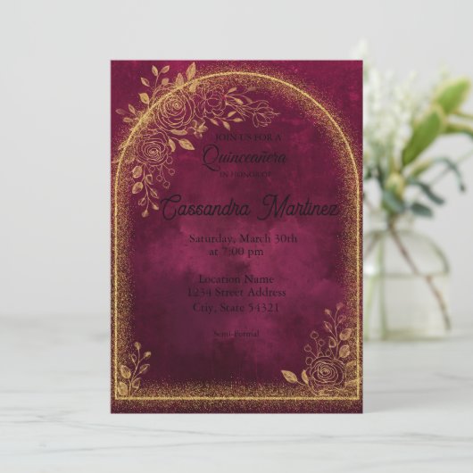 Burgundy & Gold Floral Quinceanera Invitation Kaart (Staand voorkant)