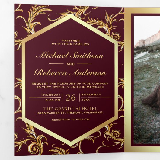 Burgundy Gold Flourish Swirl Wedding Photo Drieluik Uitnodiging (Binnenzijde eerst)