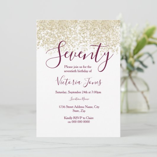 Burgundy Gold Glitter 70ste verjaardag Uitnodiging (Staand voorkant)