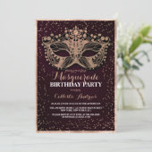 Burgundy Gold Glitter Confetti Masquerade Birthday Kaart (Staand voorkant)