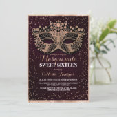 Burgundy Gold Glitter Confetti Masquerade Sweet 16 Kaart (Staand voorkant)