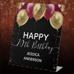 Burgundy Gold Happy 70th Birthday Pedestal Sign Reclamebord Met Voetstuk<br><div class="desc">Elegant faux burgundy en goudglitterballonnen op de bovenste grens. Alle tekst kan worden aangepast en kan eenvoudig worden gewijzigd voor uw eigen wensen. Elk jaar kan de leeftijd worden gewijzigd</div>