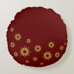 Burgundy & Gold Starburst Round Pillow Rond Kussen<br><div class="desc">Moderne ronde kussens zijn voorzien van een organisch starburstontwerp in een geweergd en gouden kleurenpalet. Sparkly gold en koperen sterren op een woeste achtergrond. Elke starburst heeft een lichte gouden ster die wordt overlapt door een grotere, dunne koperen starburst. Een eenvoudige, moderne ronde kussen die een stijlvolle aanvulling vormen op...</div>