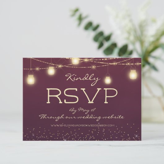 Burgundy Gold String Lights Lantern Wedding RSVP Kaart (Staand voorkant)