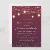 Burgundy Gold String Lights Rehearsal Dinner Kaart (Voorkant)