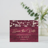 Burgundy Gold Wood String Lights Script Wedding Aankondigingskaart (Staand voorkant)