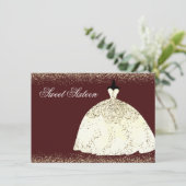 Burgundy Golden Dress Glitter Sweet 16 Invite Kaart (Staand voorkant)
