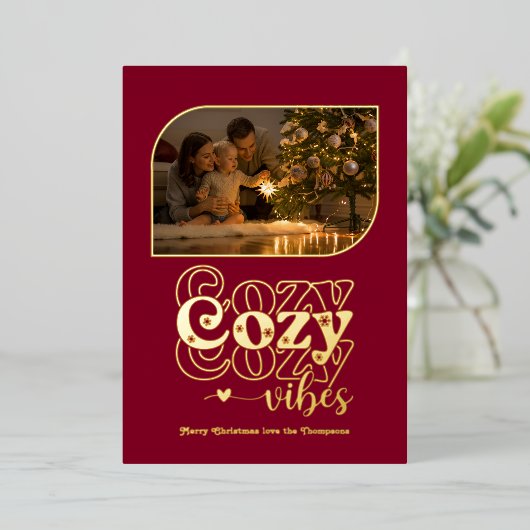 Burgundy & Goud Gezellige Sfeer Retro Kerst Foto Folie Feestdagenkaart (Staand Voorkant)