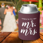 Burgundy is blij met de nieuwe Mr. & Mrs Wedding Blikjeskoeler<br><div class="desc">Viel de nieuwslezer of gebruik de koelbox voor casual huwelijksgunsten. E-mail @ JMR._Designs@yahoo.com als u hulp nodig hebt of om het even welk speciaal verzoek hebt.</div>