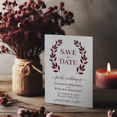 Burgundy Laurel Leaves over het grijze huwelijk Save The Date