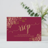 Burgundy Maroon & Gold Lace Calligraphy Wedding RSVP Kaartje (Staand voorkant)