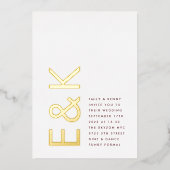 Burgundy Maroon Modern REAL GOLD Monogram Weddensc Folie Uitnodiging (Voorkant)