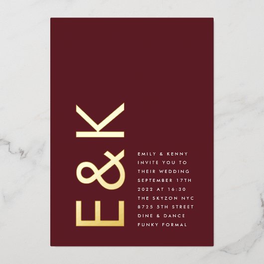 Burgundy Maroon Modern REAL GOLD Monogram Weddensc Folie Uitnodiging (Voorkant)