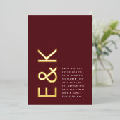Burgundy Maroon Modern REAL GOLD Monogram Weddensc Folie Uitnodiging (Staand Voorkant)