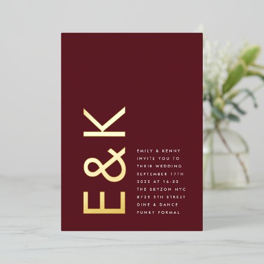 Burgundy Maroon Modern REAL GOLD Monogram Weddensc Folie Uitnodiging (Staand Voorkant)