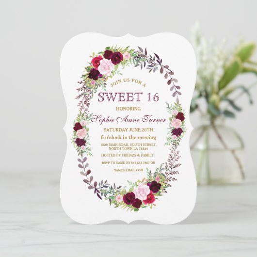 Burgundy Marsala bloemenkrans Sweet 16 uitnodiging (Staand voorkant)