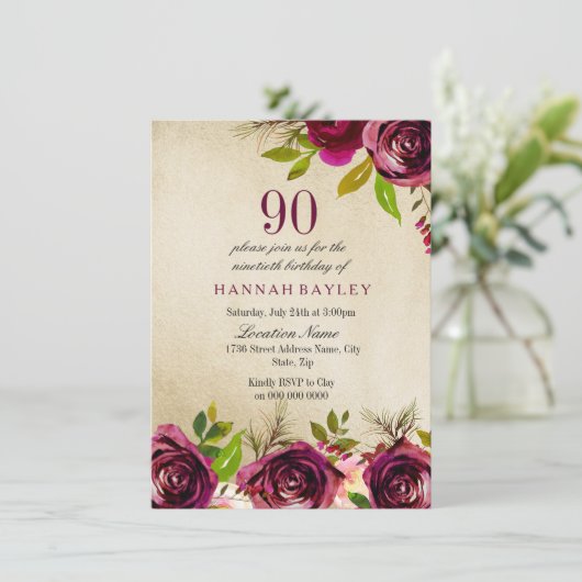 Burgundy Marsala Floral Gold 90th Birthday Invite Kaart (Staand voorkant)