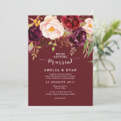 Burgundy Marsala Floral Wedding Invitation Kaart (Staand voorkant)
