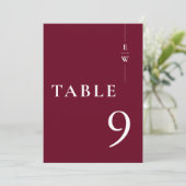 Burgundy minimalistische moderne monogram tafelnum kaart (Staand voorkant)