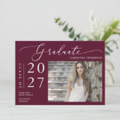 Burgundy Minimalistische Script School Afgestudeer Kaart (Staand voorkant)