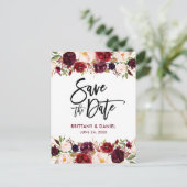 Burgundy Modern Brush Script Save the Date Floral Aankondigingskaart (Staand voorkant)