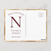 Burgundy Monogram Floral Gold Save the Date Briefkaart (Achterkant)