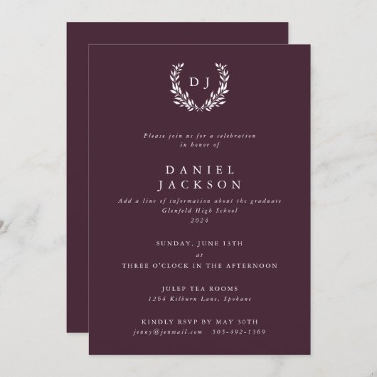 Burgundy Monogram Laurel Wreath Afstuderen Kaart (Voorkant / Achterkant)