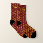 Burgundy Monogram MENORAH | Hanukkah Sokken<br><div class="desc">Stijlvolle, onbewogen MENORAH HANUKKAH Socks, ontworpen met een faux gouden menorah in een verticaal, betegeld patroon. Er is een klantgerichte DRIEVOUDIGE MONOGRAM, die u met uw eigen initialen kunt PERSONALISEREN. Het ontwerp wordt herhaald aan de binnen- en buitenkant. Ideal geschenk voor Kerstmis en Birthdagen, en vooral voor Hanukkah. Beschikbaar in...</div>