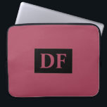 Burgundy Monogrammed Laptop Sleeve<br><div class="desc">Dit accessoire is voorzien van bordeaux en een gepersonaliseerd monogram dat een vleugje elegantie toevoegt aan uw apparaat. Maak een statement en houd uw laptop in een mooie conditie met deze monogrammed cover.</div>