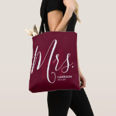 Burgundy Monogrammed Typografie Mrs. Tote Bag (Dichtbij)