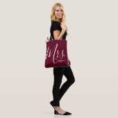 Burgundy Monogrammed Typografie Mrs. Tote Bag (Op model)