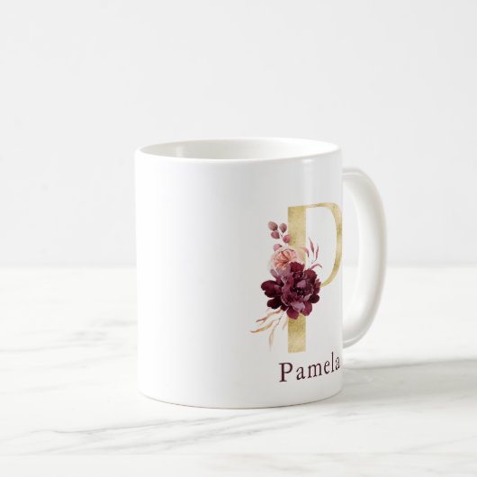 Burgundy Naam en Roze Bloem Monogram Letter P Koffiemok (Voorkant rechts)