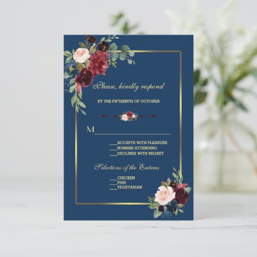 Burgundy Navy Blauwe Bloemige Gouden Bruiloft RSVP Kaartje (Staand voorkant)