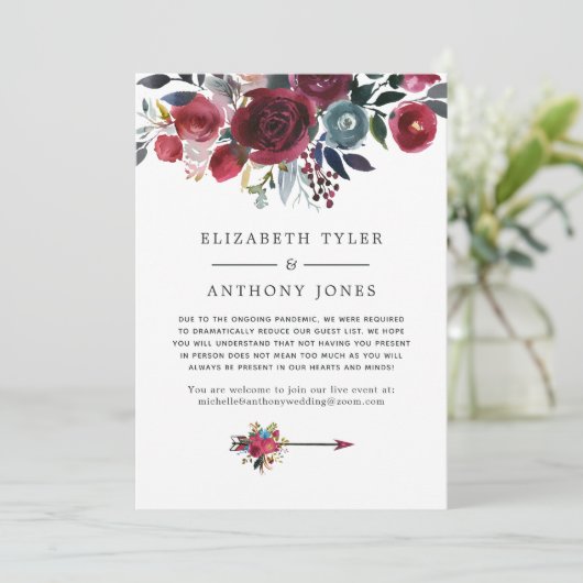 Burgundy & Navy bloemen Bruiloft Gereduceerde Gast Aankondiging (Staand voorkant)