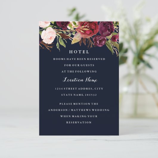 Burgundy Navy Bloemrijke Herfst Bruiloft Hotelkaar Informatiekaartje (Staand voorkant)