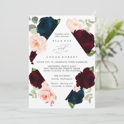 Burgundy Navy en Blush Floral Wedding Invitation Kaart (Staand voorkant)